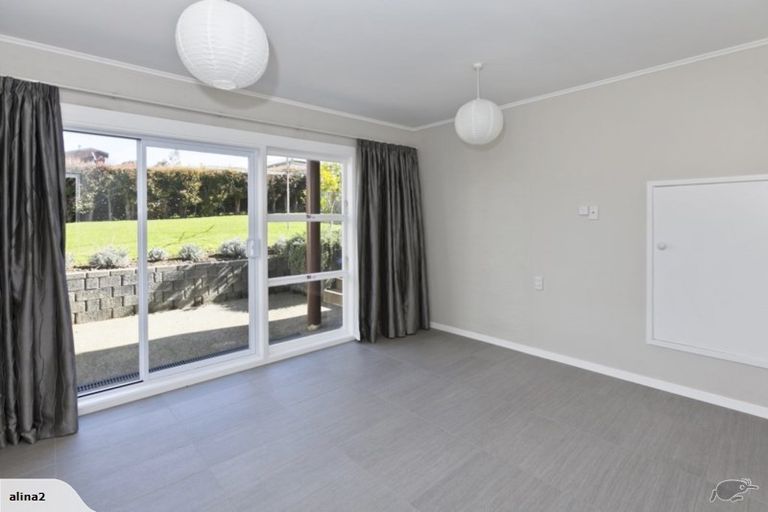 Photo of property in 27 Mcbreen Avenue, Northcote, Auckland, 0627