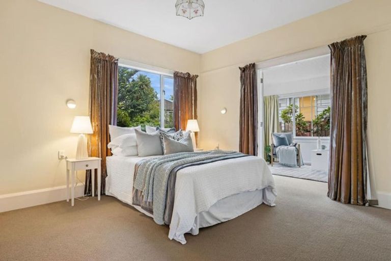 Photo of property in 113 Saint Andrews Square, Strowan, Christchurch, 8052