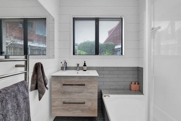 Photo of property in 23b Veale Road, Frankleigh Park, New Plymouth, 4310