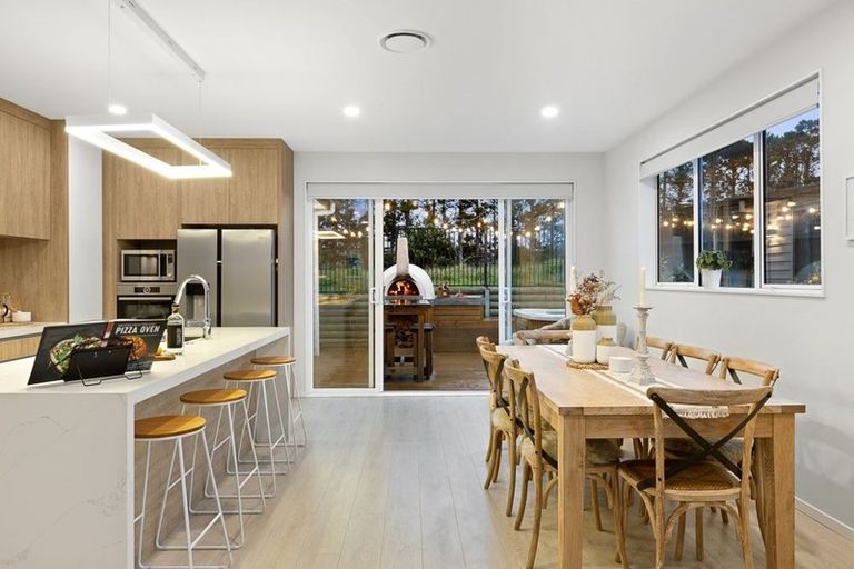 Photo of property in 13 Barrique Road, Kumeu, 0810