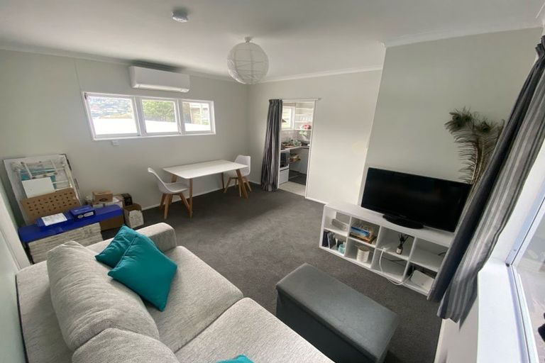 Photo of property in 27 Kellsmere Crescent, Island Bay, Wellington, 6023