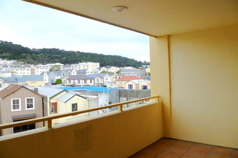 Photo of property in 5d/5 Kent Terrace, Mount Victoria, Wellington, 6011