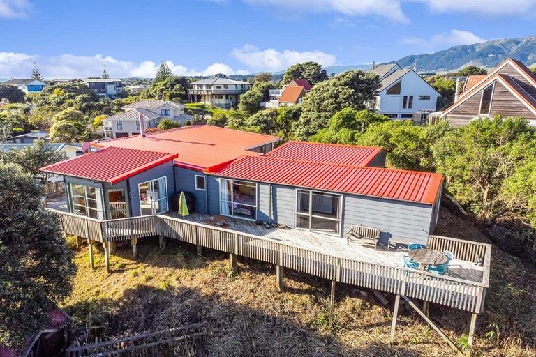 Photo of property in 16 Frances Street, Waikanae Beach, Waikanae, 5036