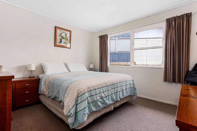 Photo of property in 17 Castleford Street, Green Bay, Auckland, 0604