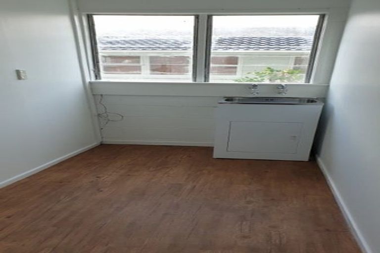 Photo of property in 14 Easton Park Parade, Glenfield, Auckland, 0629