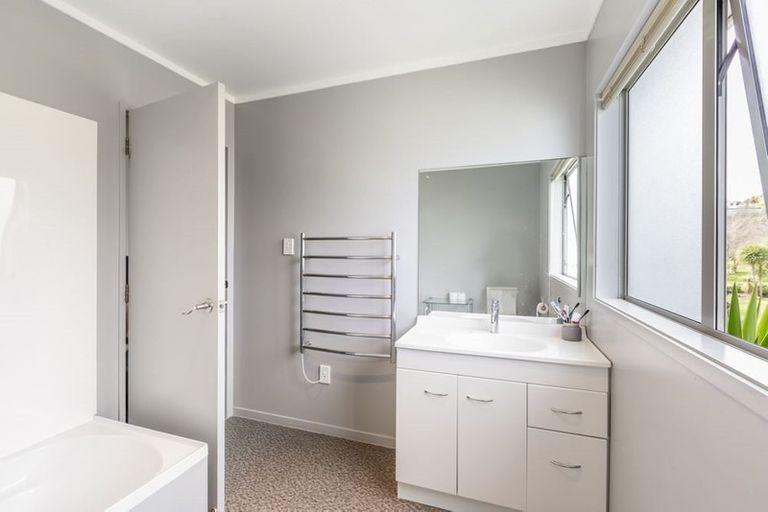 Photo of property in 24 Springtime Crescent, Stanmore Bay, Whangaparaoa, 0932