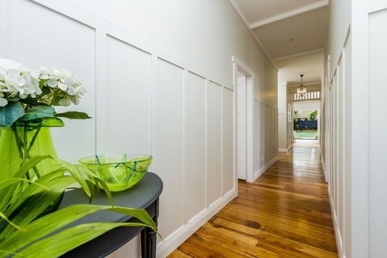 Photo of property in 10 North Avenue, Narrow Neck, Auckland, 0624