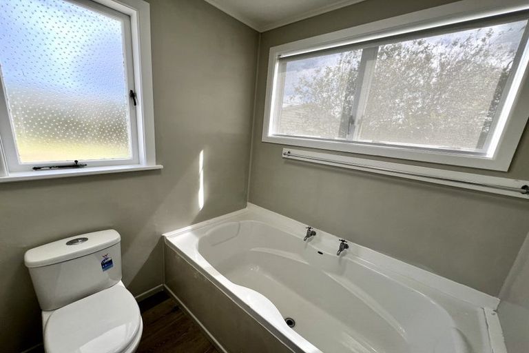 Photo of property in 5 Lex Avenue, Green Bay, Auckland, 0604