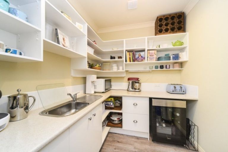 Photo of property in 8 Kowhai Avenue, Takaro, Palmerston North, 4410