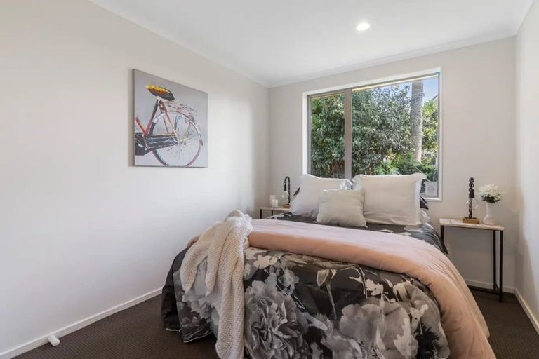 Photo of property in 23 Piriti Place, Weymouth, Auckland, 2103