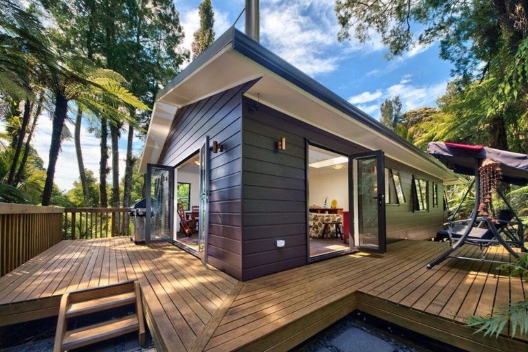 Photo of property in 408 Scenic Drive, Waiatarua, Auckland, 0612