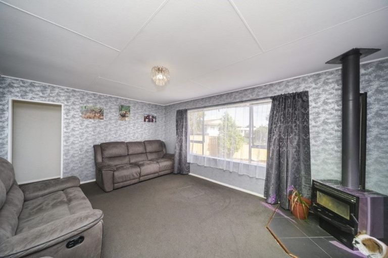 Photo of property in 18 Cumberland Place, Kelvin Grove, Palmerston North, 4414
