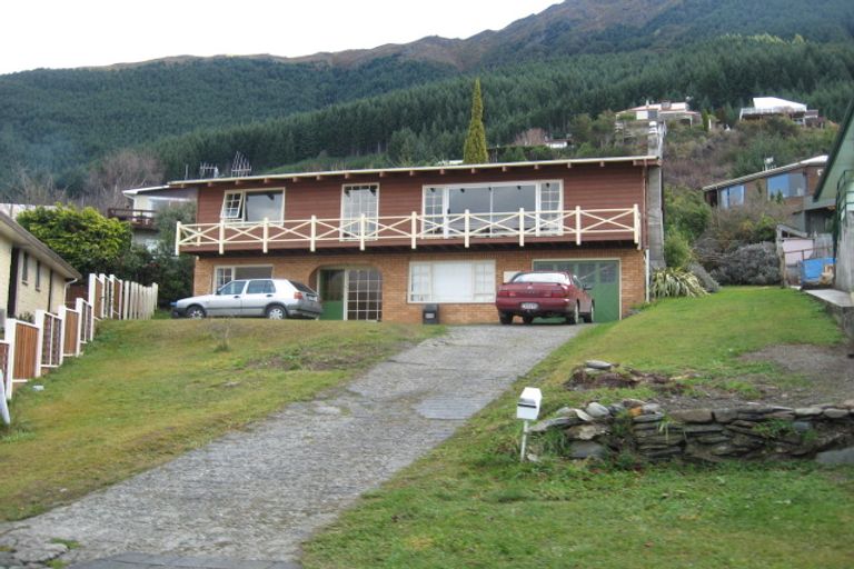 Photo of property in 20 Wynyard Crescent, Fernhill, Queenstown, 9300