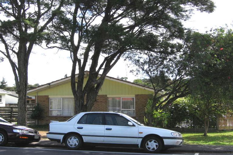 Photo of property in 2/77 Godley Road, Green Bay, Auckland, 0604