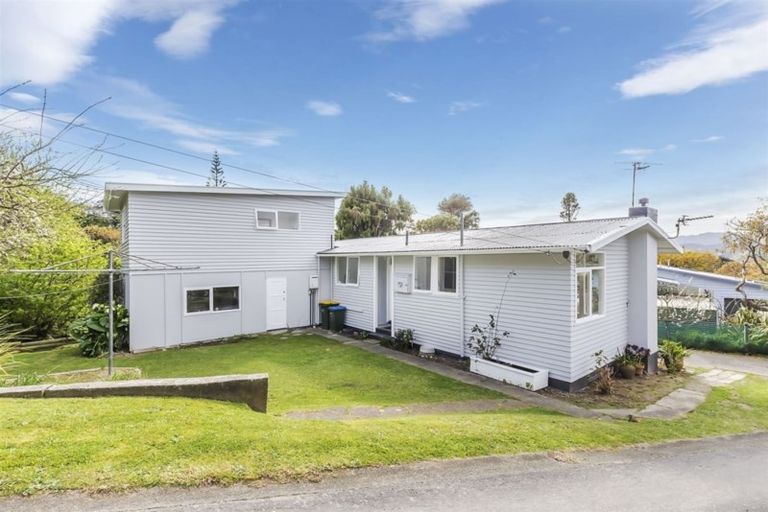 Photo of property in 70 Mana View Road, Paremata, Porirua, 5026