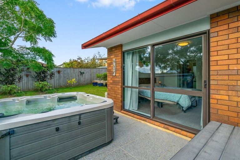 Photo of property in 8 Kuripaka Crescent, The Gardens, Auckland, 2105
