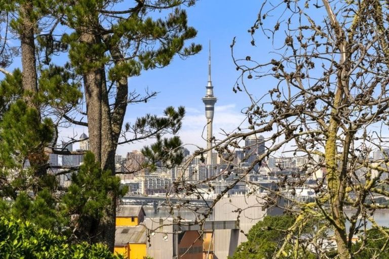 Photo of property in 24 Blundell Place, Chatswood, Auckland, 0626