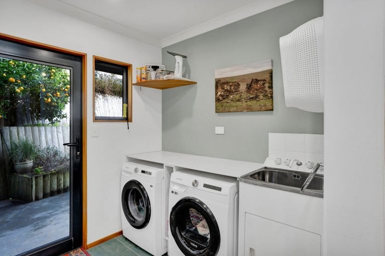 Photo of property in 3 Fairfax Terrace, Frankleigh Park, New Plymouth, 4310