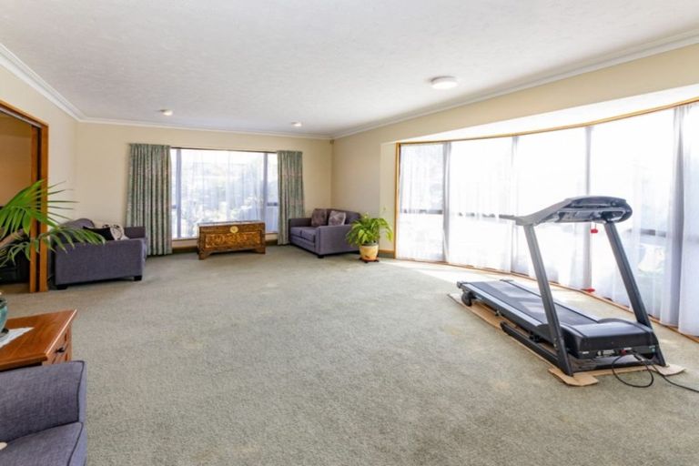 Photo of property in 10 Pyatt Place, Redwood, Christchurch, 8051