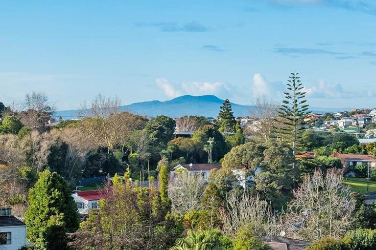 Photo of property in 2/18 Limmer Place, Browns Bay, Auckland, 0632