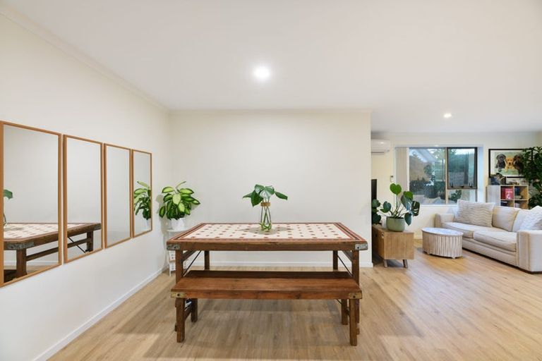 Photo of property in 8 Woodbank Drive, Glen Eden, Auckland, 0602