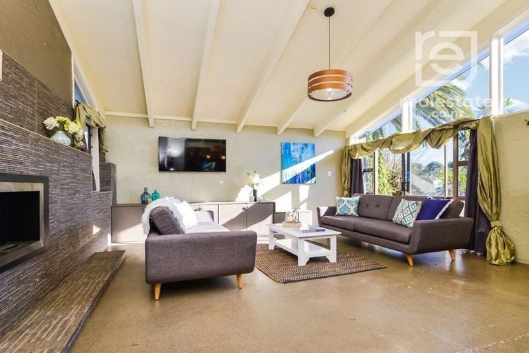 Photo of property in 18 Walter Strevens Drive, Conifer Grove, Takanini, 2112