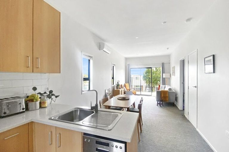 Photo of property in 15 Whakarato Way, Takanini, 2112