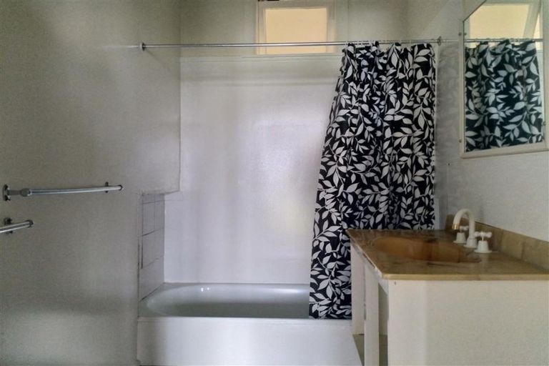 Photo of property in 1/13 Garden Road, Northland, Wellington, 6012