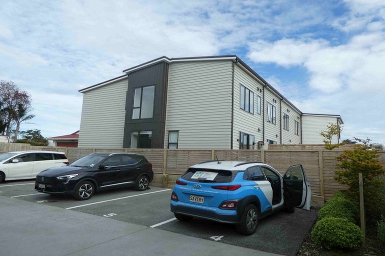 Photo of property in 4/504 Don Buck Road, Massey, Auckland, 0614