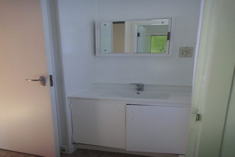 Photo of property in 639a Glenfield Road, Totara Vale, Auckland, 0629