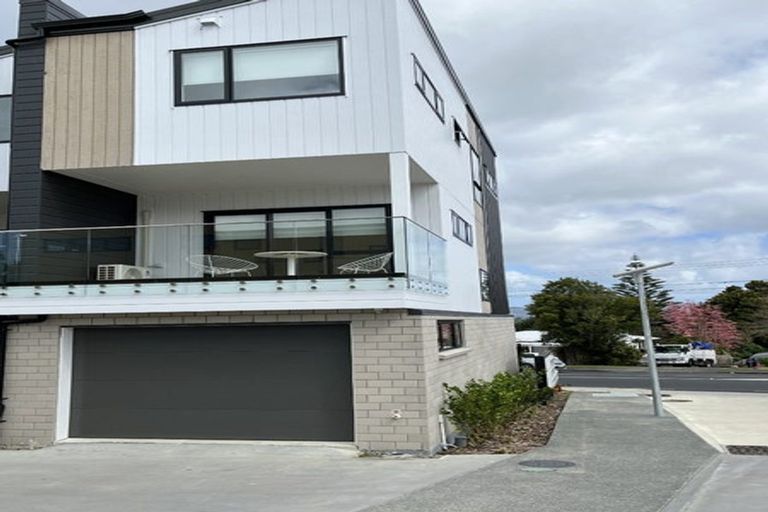 Photo of property in 3/241 Don Buck Road, Massey, Auckland, 0614