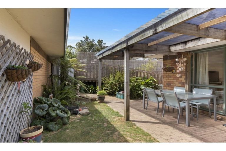Photo of property in 3/12-20 Northcross Drive, Oteha, Auckland, 0632