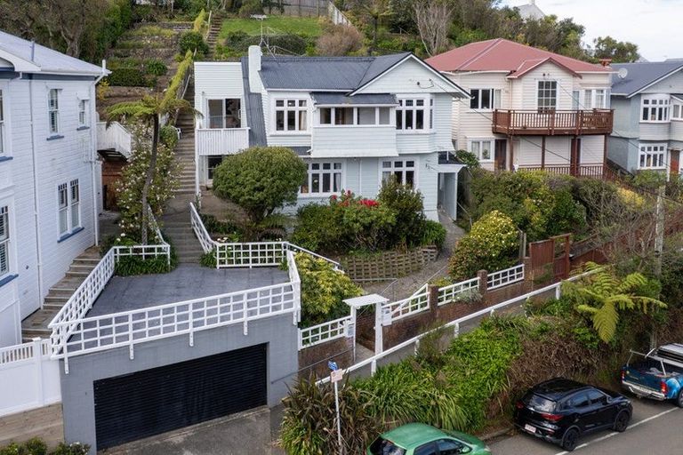 Photo of property in 142 Kelburn Parade, Kelburn, Wellington, 6012