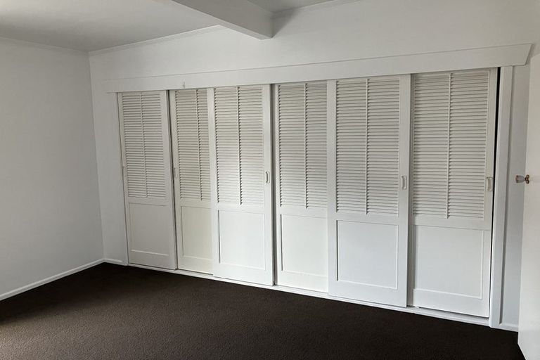 Photo of property in 2/17a Hillcrest Avenue, Hillcrest, Auckland, 0627