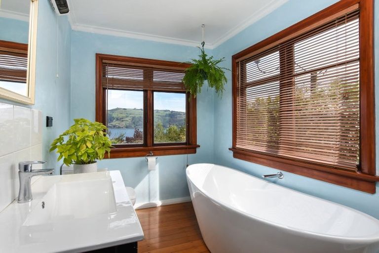 Photo of property in 28 Athol Place, Ravensbourne, Dunedin, 9022