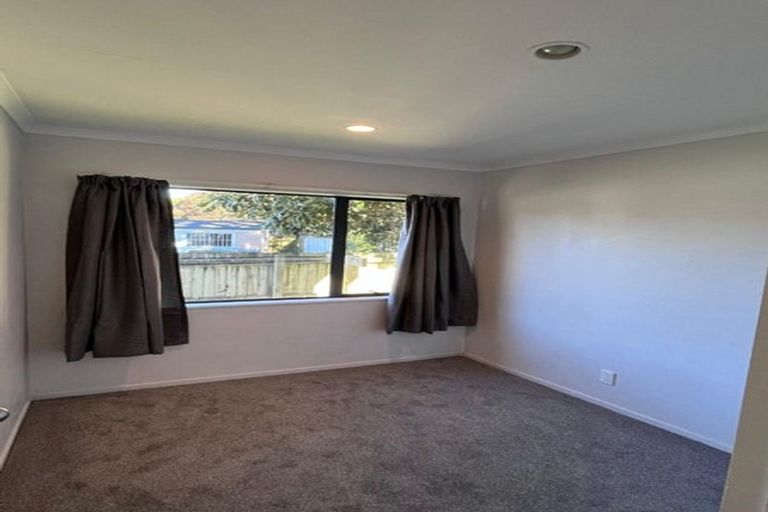 Photo of property in 36 Serwayne Place, Sunnyvale, Auckland, 0612