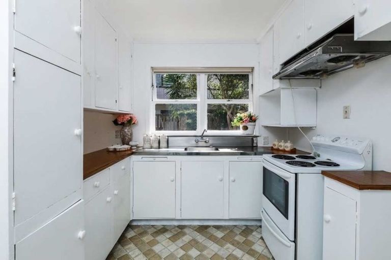 Photo of property in 49 Totaravale Drive, Totara Vale, Auckland, 0629