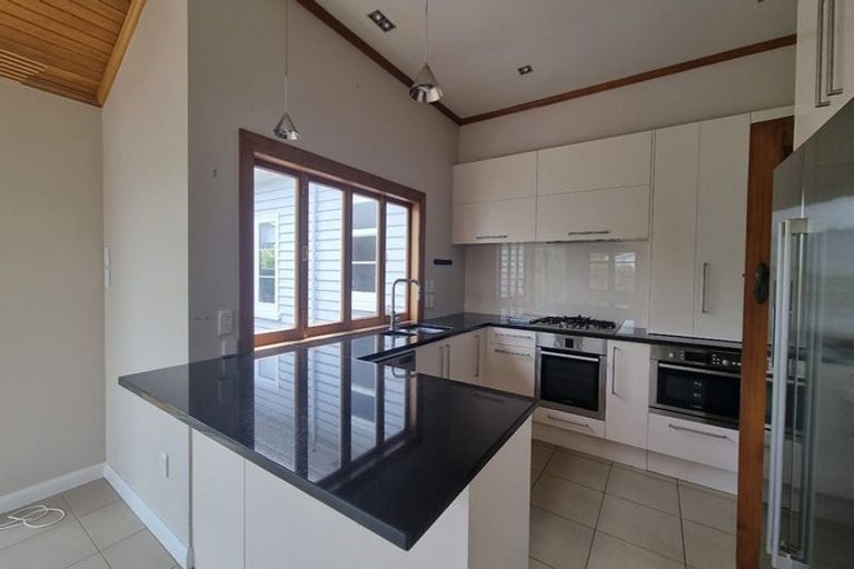 Photo of property in 41 Farm Road, Northland, Wellington, 6012