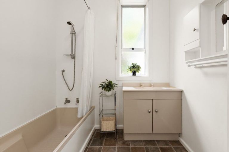 Photo of property in 155 Milton Road, Bluff Hill, Napier, 4110