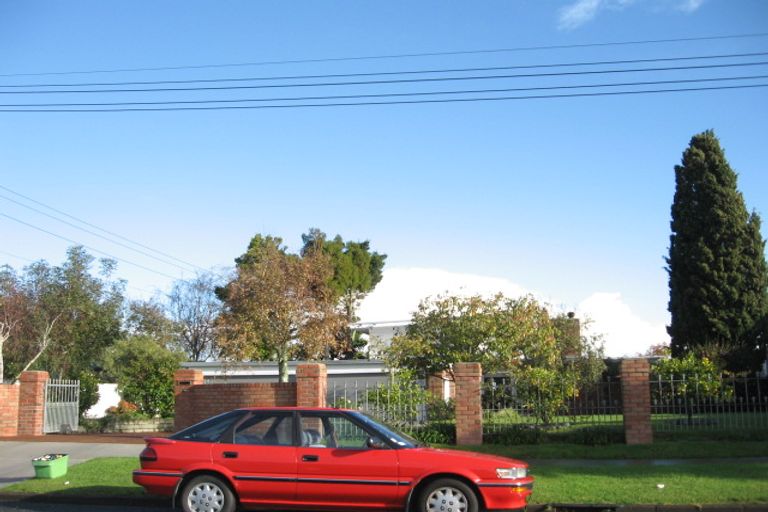 Photo of property in 70 Mellons Bay Road, Mellons Bay, Auckland, 2014