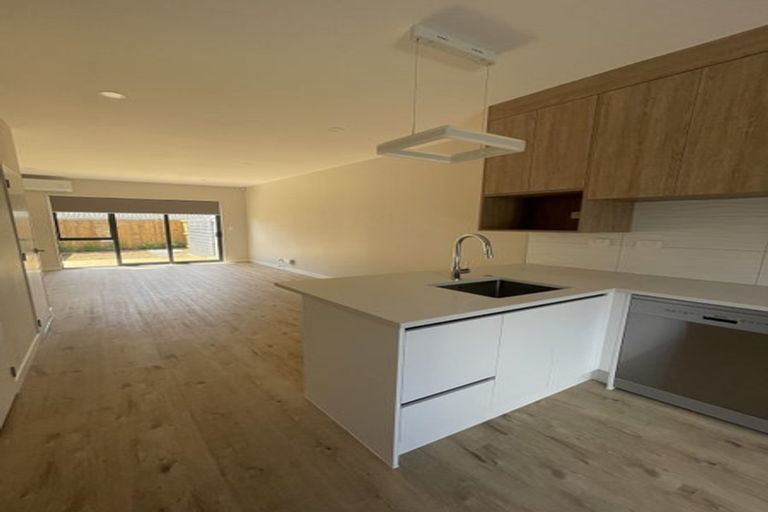 Photo of property in 5/58 Te Atatu Road, Te Atatu South, Auckland, 0610