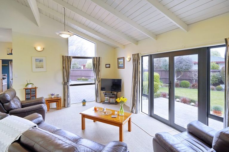 Photo of property in 17 Chatswood Place, Bishopdale, Christchurch, 8051