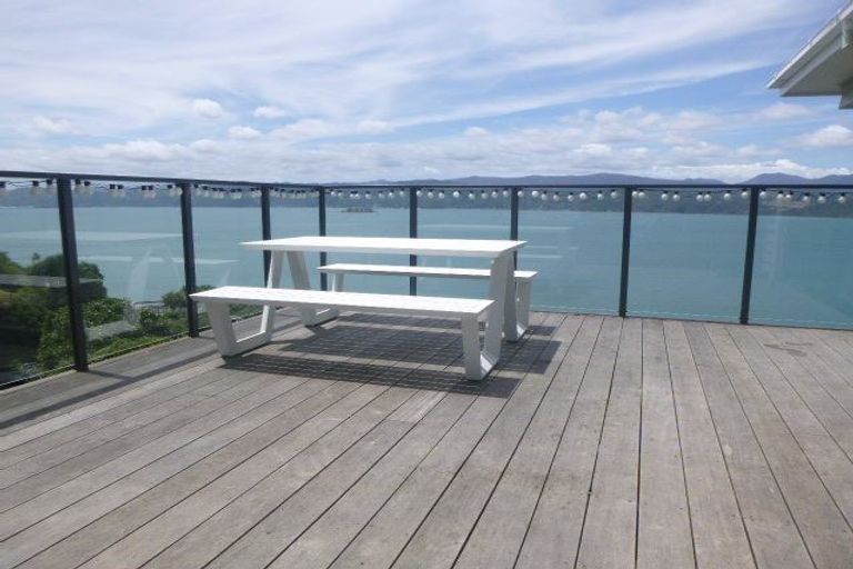 Photo of property in 124 Nevay Road, Karaka Bays, Wellington, 6022