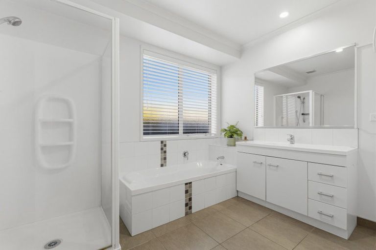 Photo of property in 120 Doncaster Drive, Papamoa Beach, Papamoa, 3118
