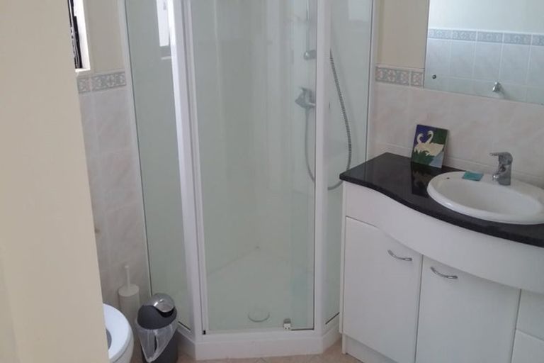 Photo of property in 28 Lorikeet Place, Unsworth Heights, Auckland, 0632