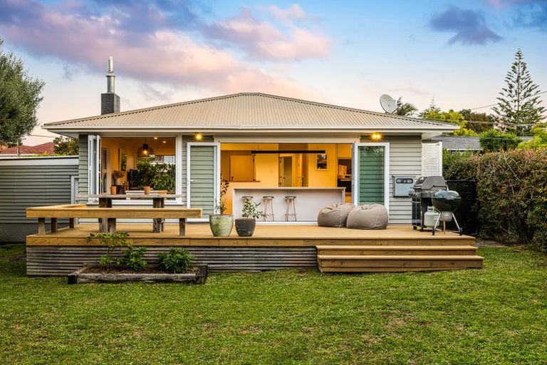 Photo of property in 4 Divich Avenue, Te Atatu South, Auckland, 0610