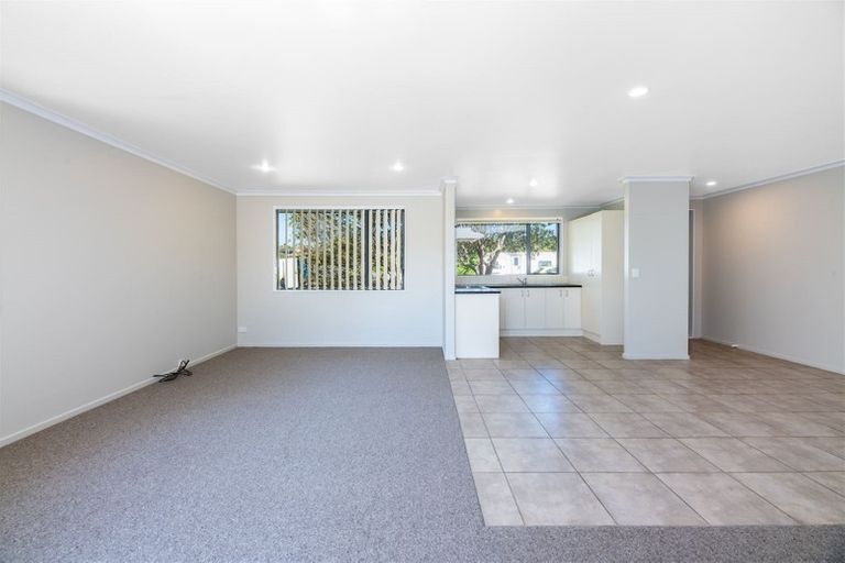 Photo of property in 30 Misty Valley Drive, Henderson, Auckland, 0612