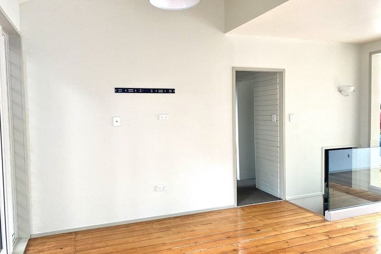 Photo of property in 8 Arapito Road, Titirangi, Auckland, 0604