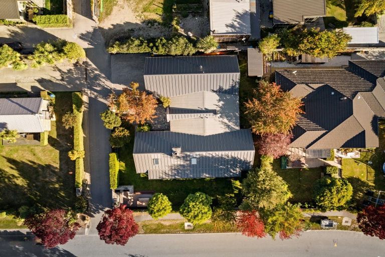 Photo of property in 12 Amber Close, Arthurs Point, Queenstown, 9371