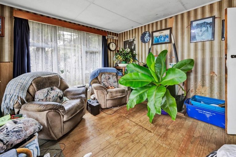 Photo of property in 12 Railway Street, Eltham, 4322